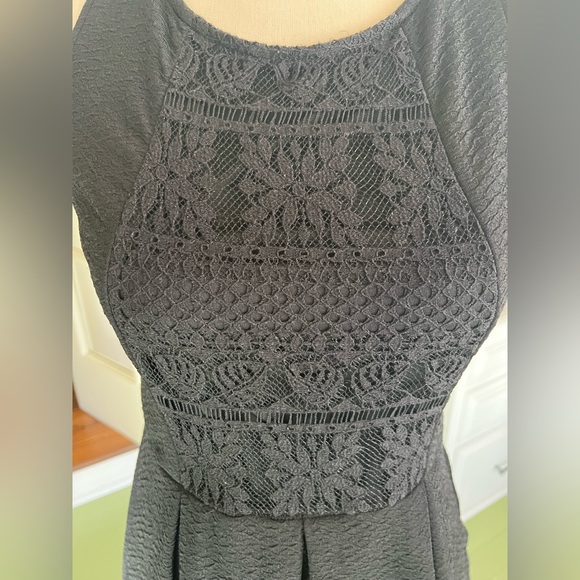 Xhileration Black Open-Back Dress with Lace Detailing and Side Zipper - Picture 4 of 5